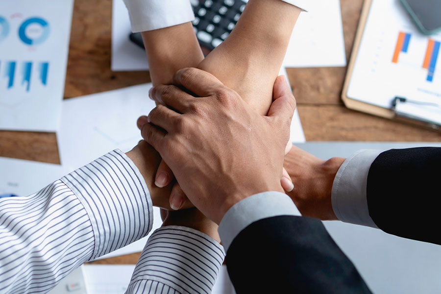 専門チーム＋外部連携による実行支援